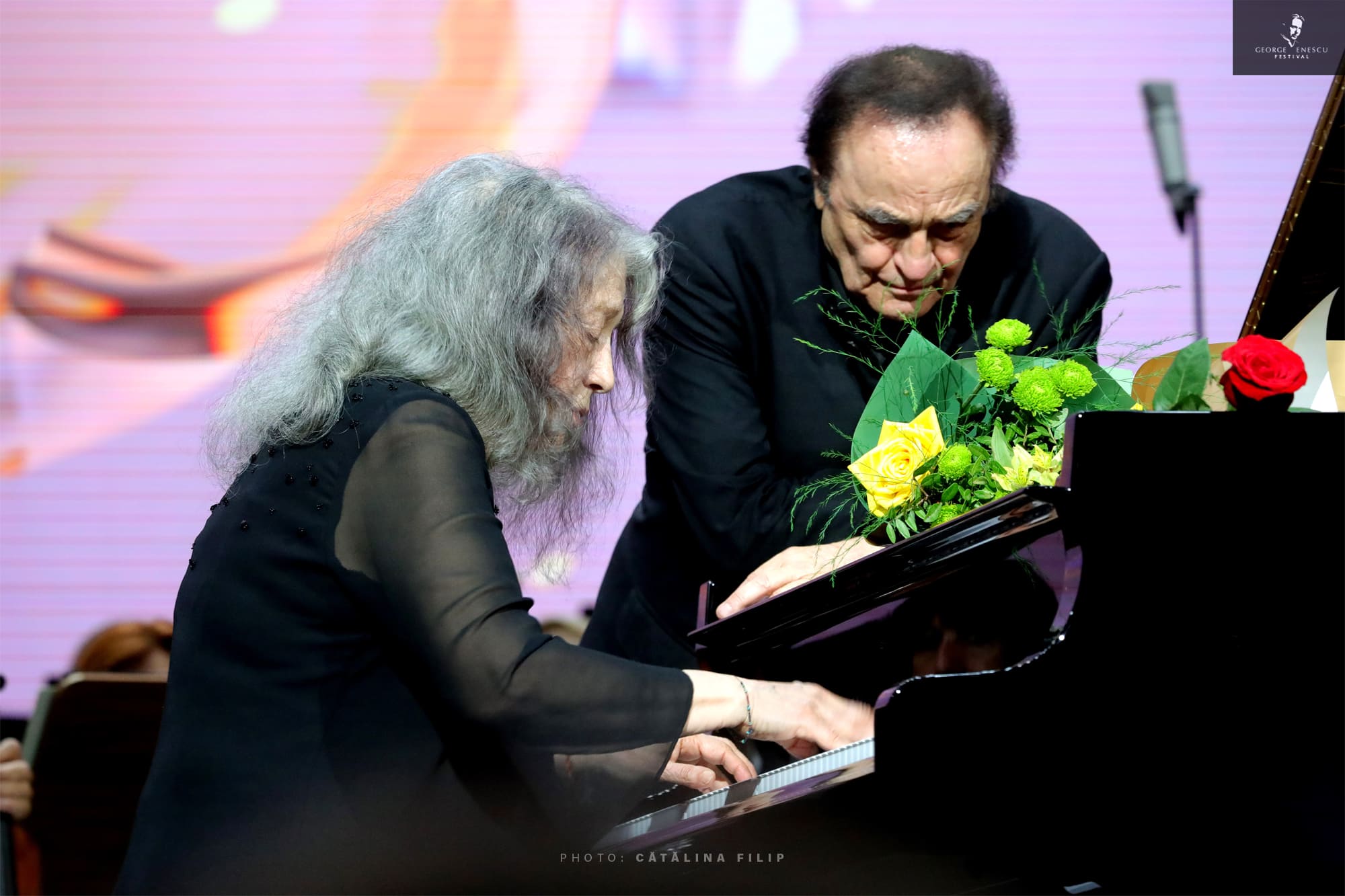 Pianista Martha Argerich și dirijorul Charles Dutoit pe scena Festivalului Enescu 2023 (foto Cătălina Filip)