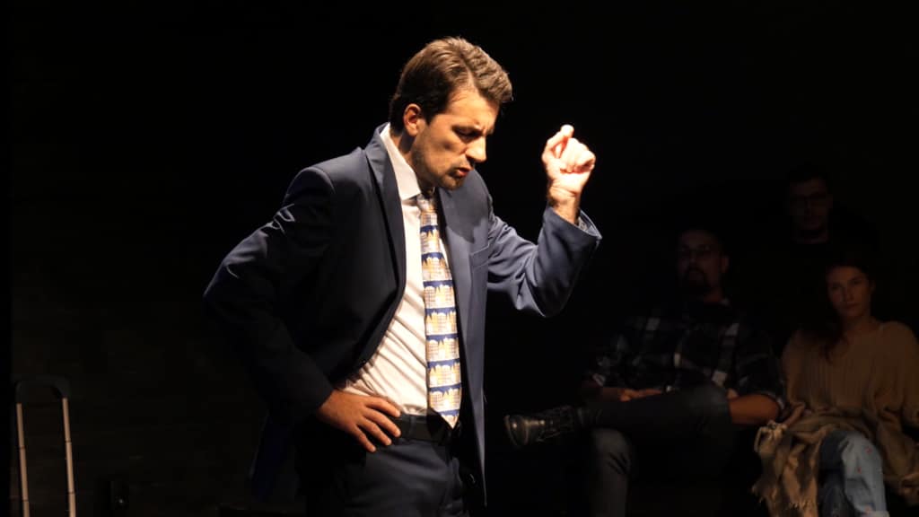 Imagine din spectacolul Dincolo de Elise Wilk regizat și jucat de Ándi Gherghe, o producție 3g HUB 2019 (imagine din arhiva 3gHUB, foto: 3gHUB)
