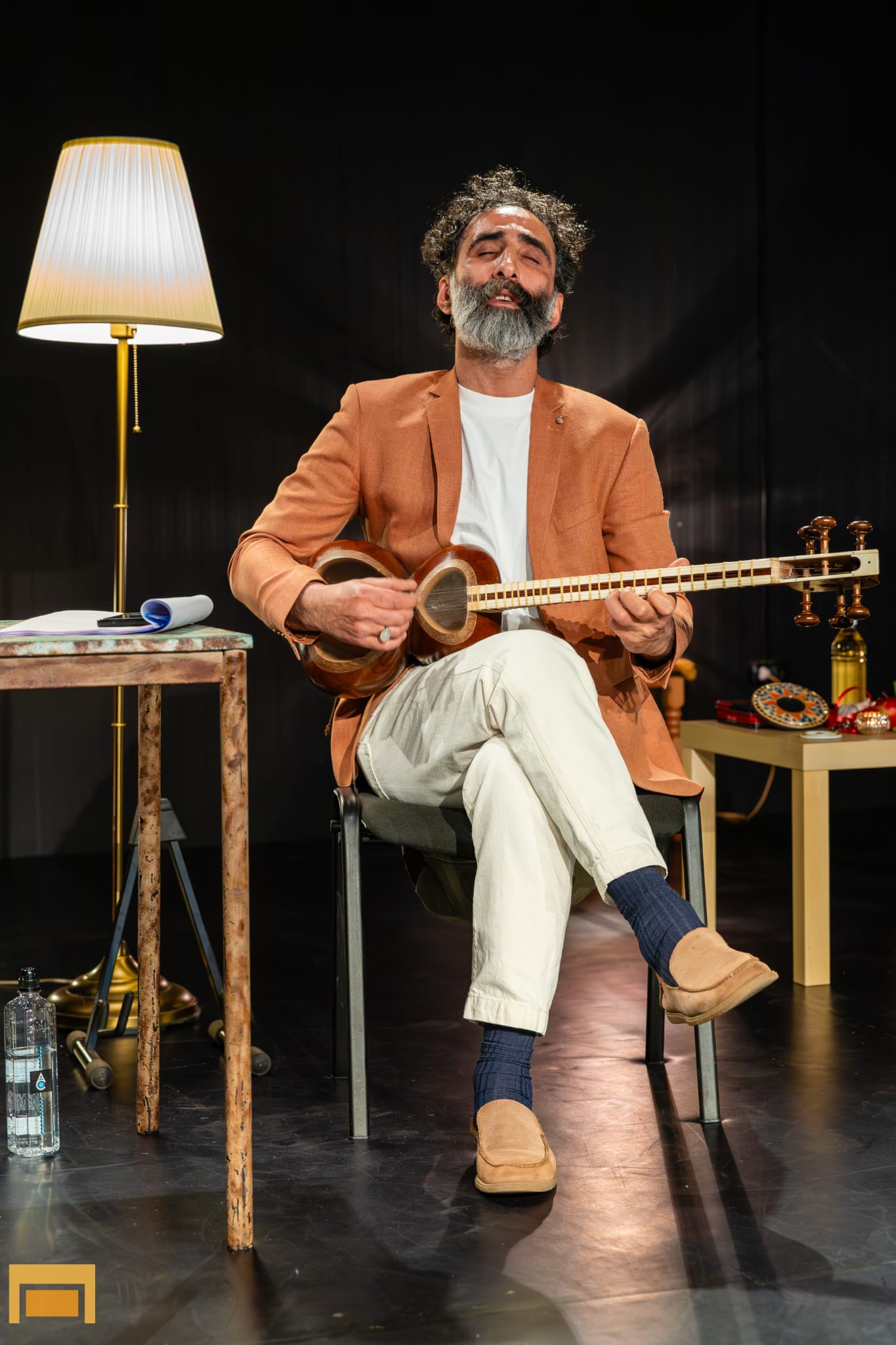 Hadi Moguei în spectacolul O rodie prea coaptă departe de sol, U.N.A.T.C. (foto: Mihai Partenie)