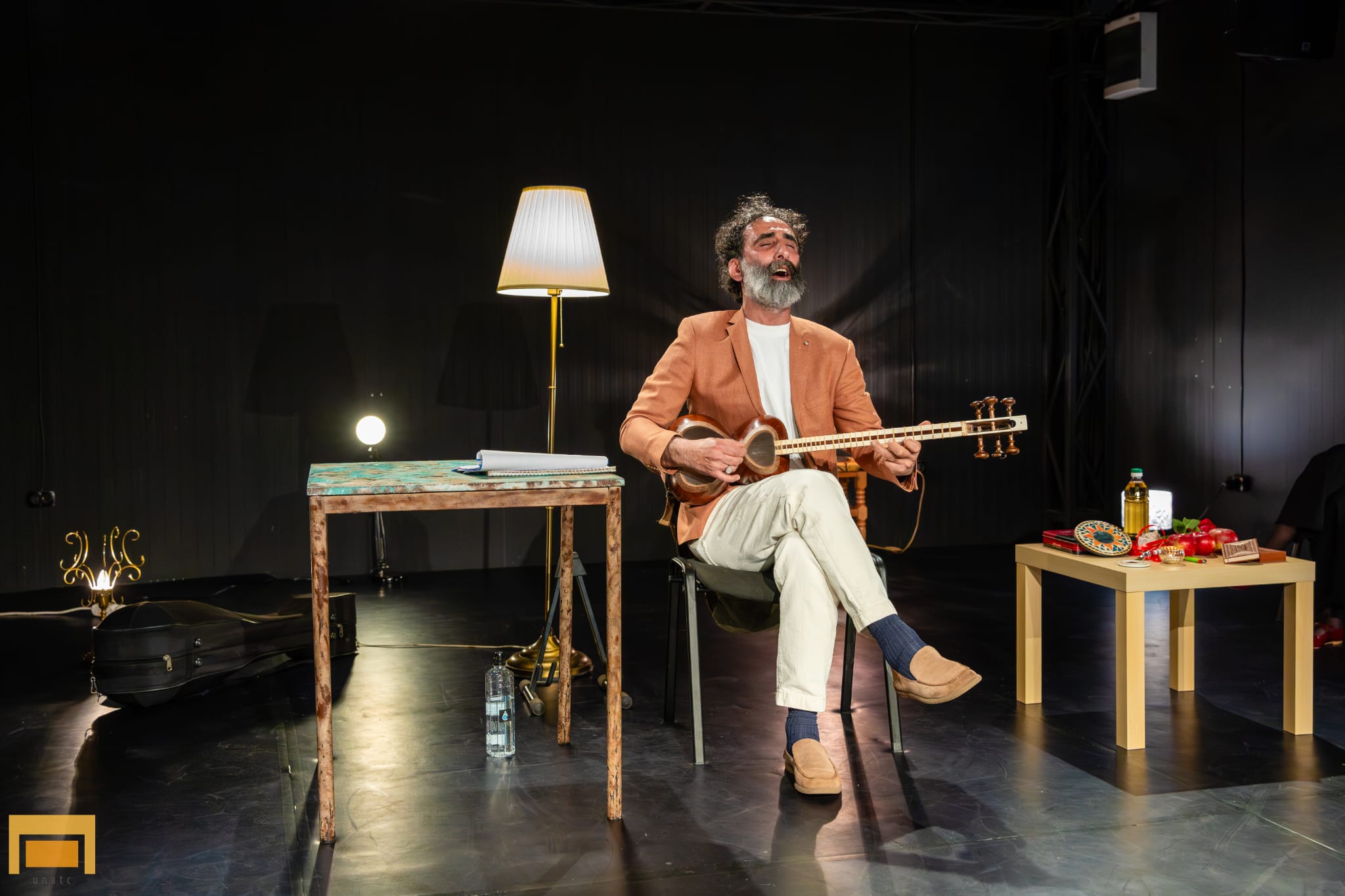 Hadi Moguei în spectacolul O rodie prea coaptă departe de sol, U.N.A.T.C. (foto: Mihai Partenie)