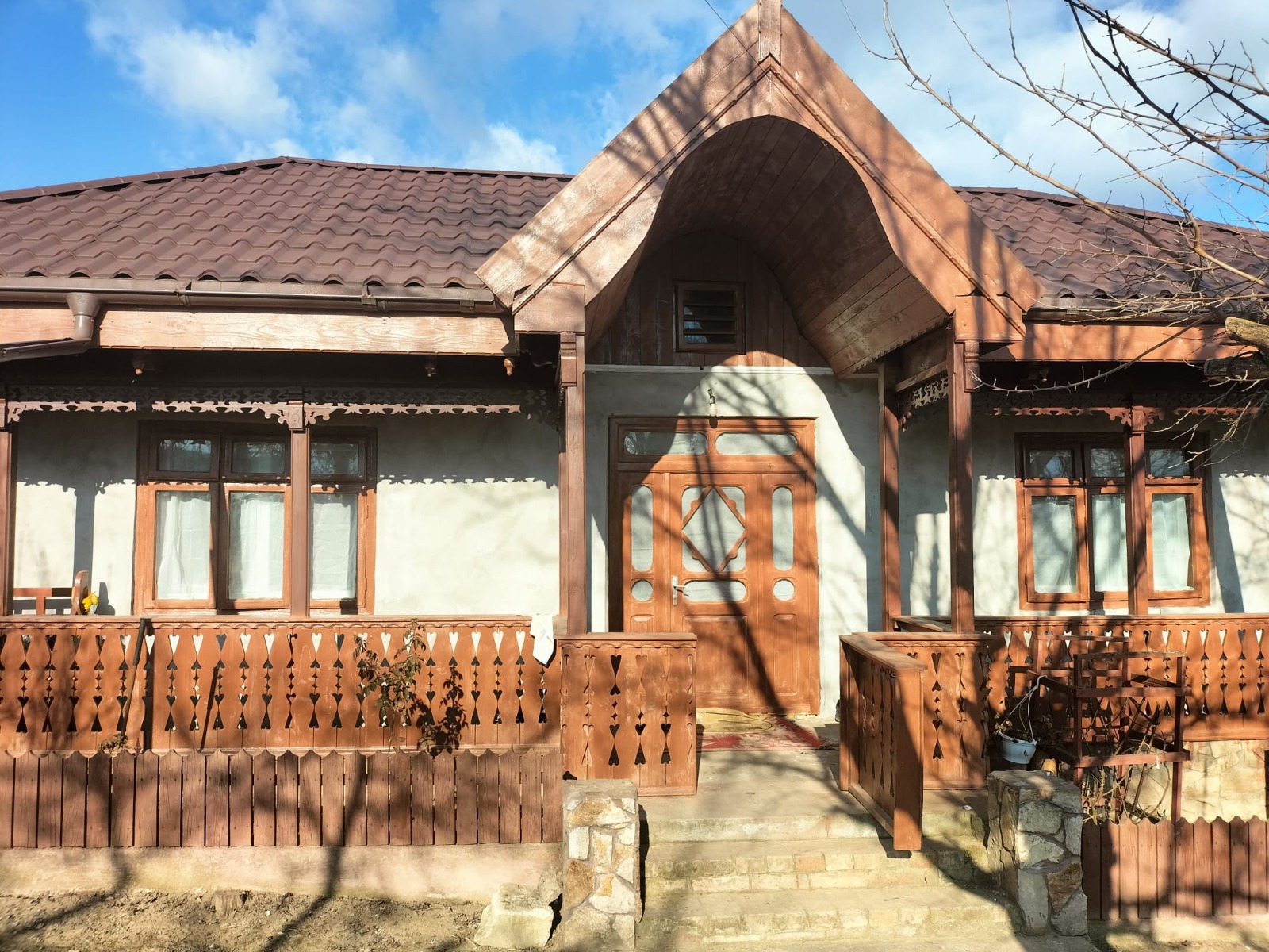 Sunt copil, cât mă mai așteaptă în prag, la căsuța cu cerdac