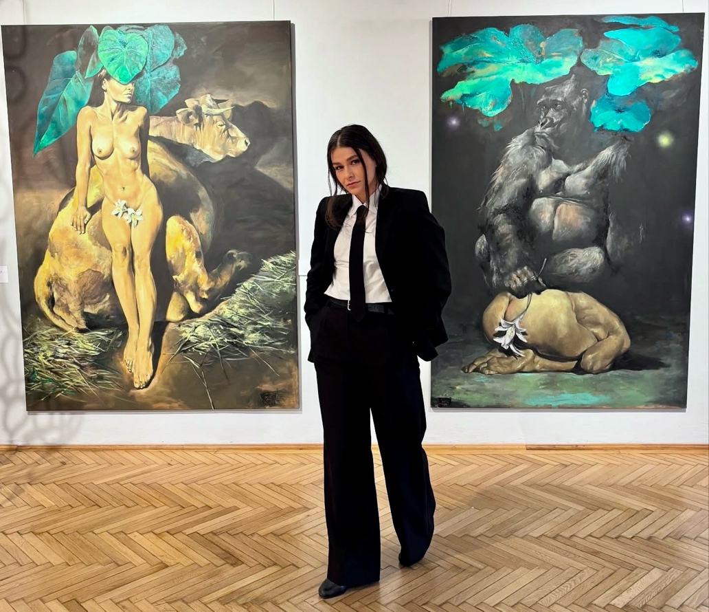 Atelier în mai. În spate, tablourile semnate de Valer Sasu