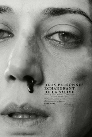 Deux personnes échangeant de la salive